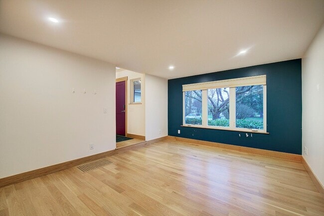 Building Photo - 3Bd/2.25Ba North Bend House