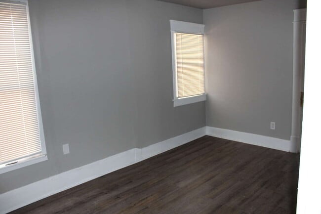 Building Photo - This remodeled charmer is close to Tech and ready for new tenants 7-15-26