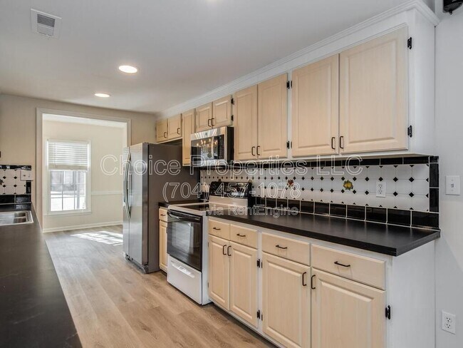 Building Photo - 8358 Knights Bridge Rd