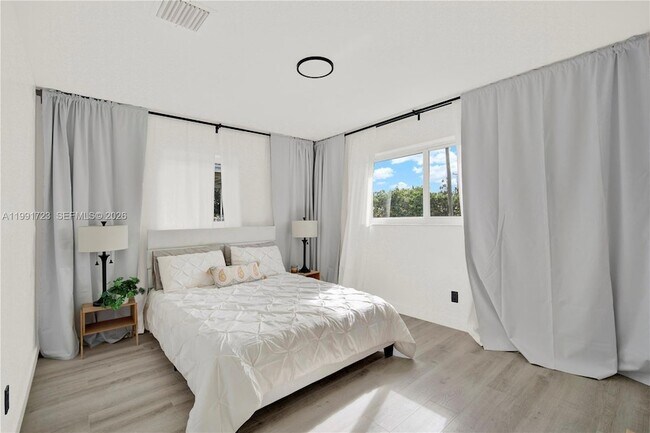 Building Photo - 51 NE 56th Ct