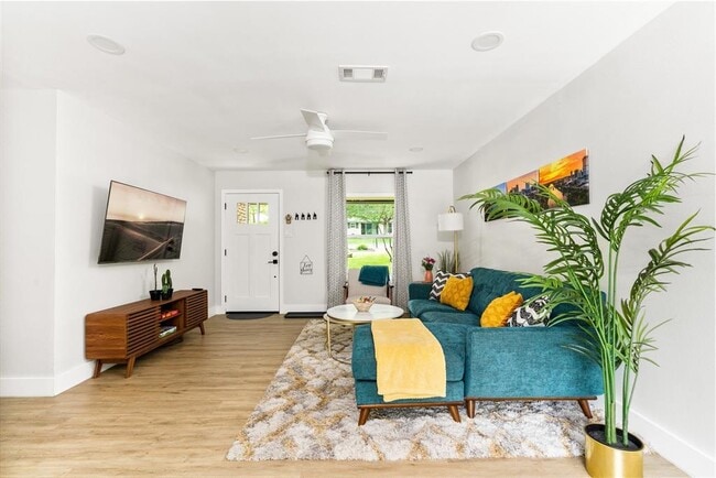 Building Photo - 11807 Oakwood Dr