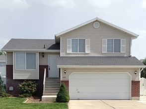 Building Photo - 447 W 500 N