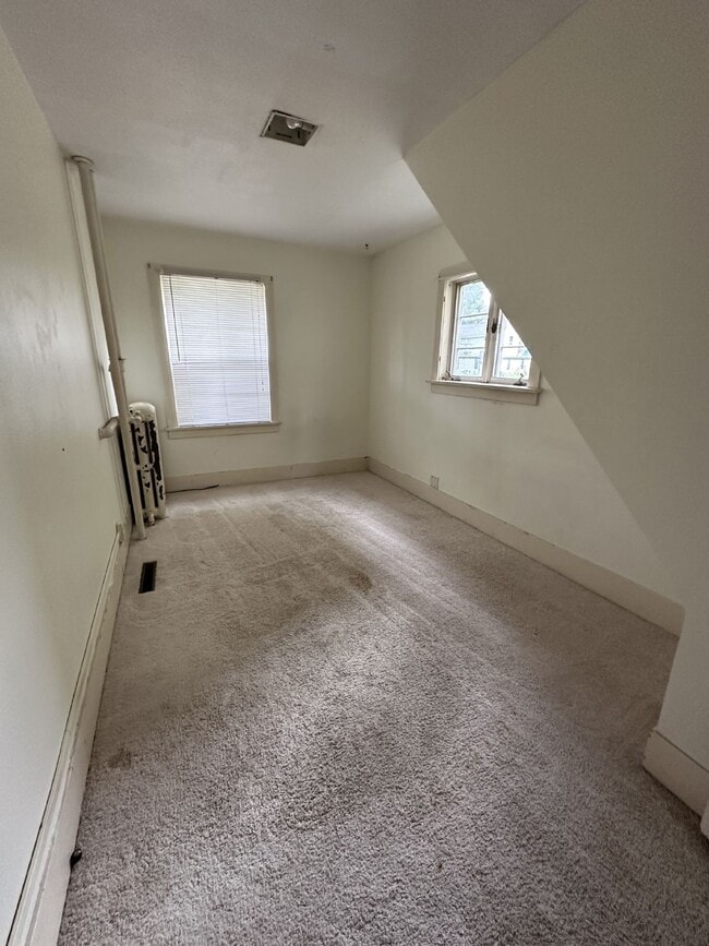 Building Photo - Exciting 4 Bed 1 Bath close to UWEC!