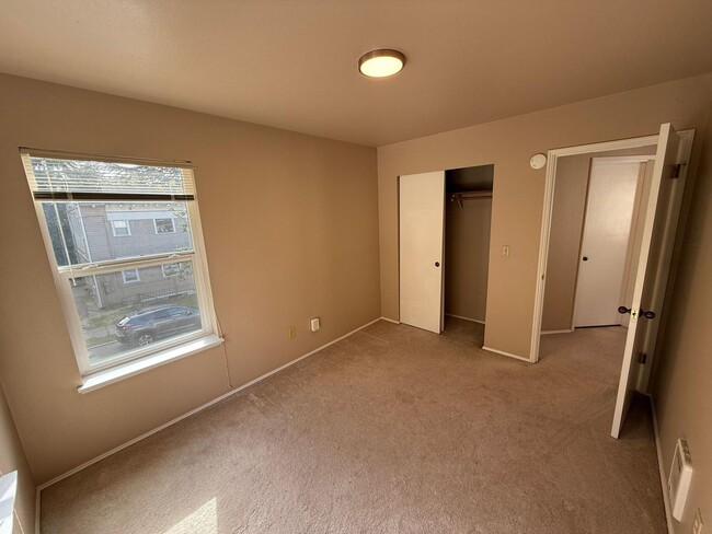 Building Photo - 3 Bed 2.5 Bath House In Leschi