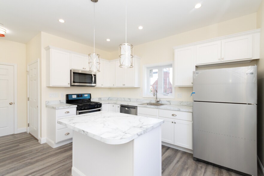 Building Photo - 2 French Ter