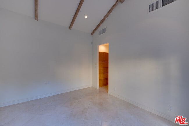 Building Photo - 9530 Hidden Valley Rd