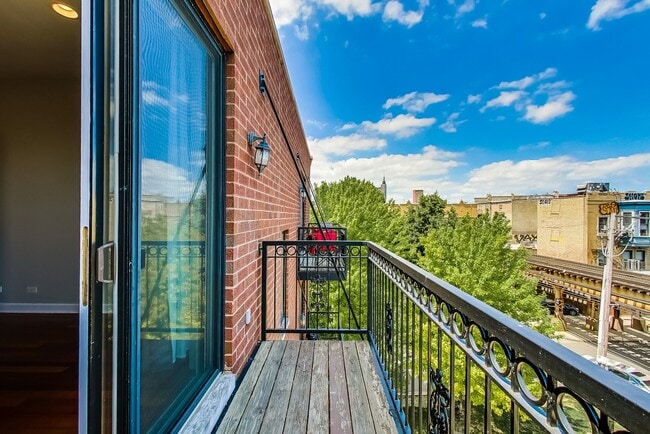 Building Photo - Available July 1st - 3 Bedroom in Wicker Park