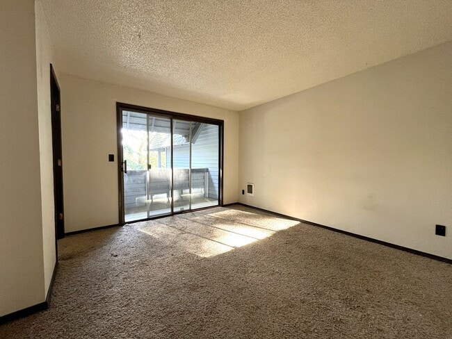 Building Photo - Cozy Portland Home with Spacious Living Room & Fenced Backyard