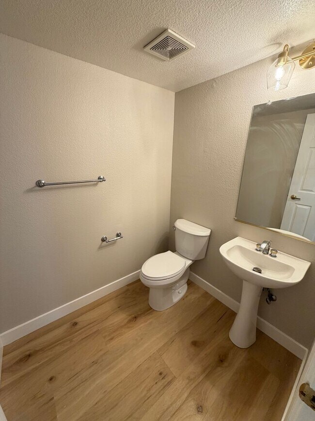 Building Photo - 3 Bed 2.5 Bath Single Family Home In Sam Ramon