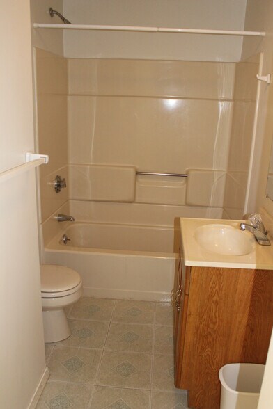 Downstairs Bath - 61 Taylor St