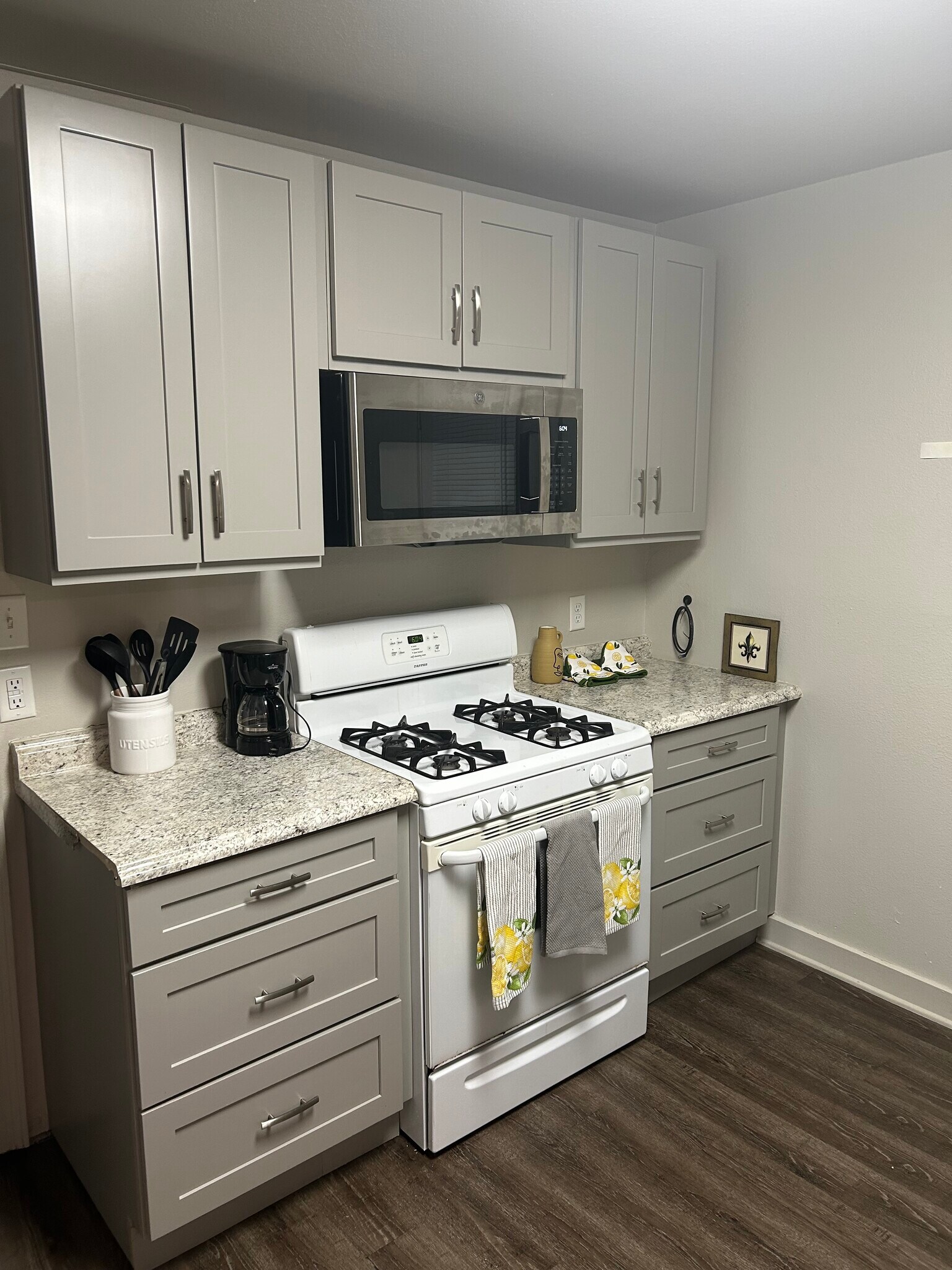 Kitchen - 9115 Palmetto St