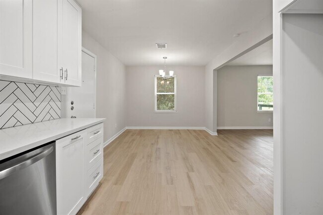 Building Photo - 2122 Stadium Dr