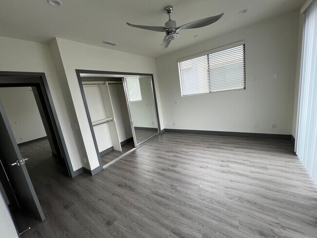 Building Photo - NEW SMART*4BD*4BA*TOWNHOME/ROOF DECK*CENTRAL AIR/HEAT*STAINLESS STEEL APPLIANCES*WASHER/DRYER IN ...