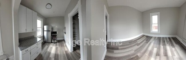 Building Photo - 133 Winifred St W