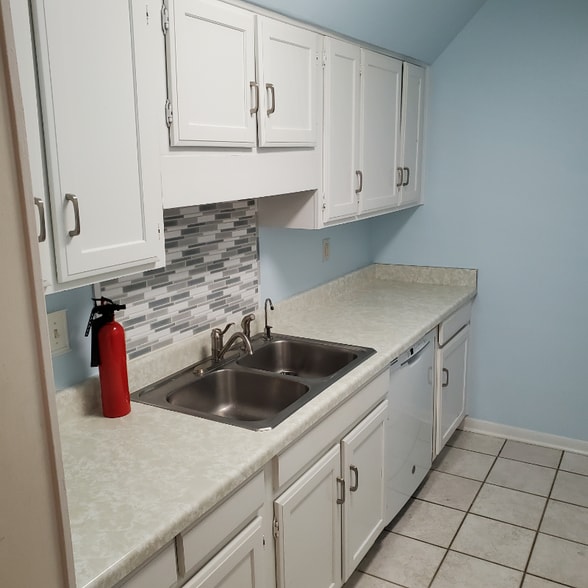 Building Photo - 102 St James Pl