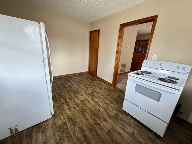 Building Photo - 327 1/2 2nd Ave