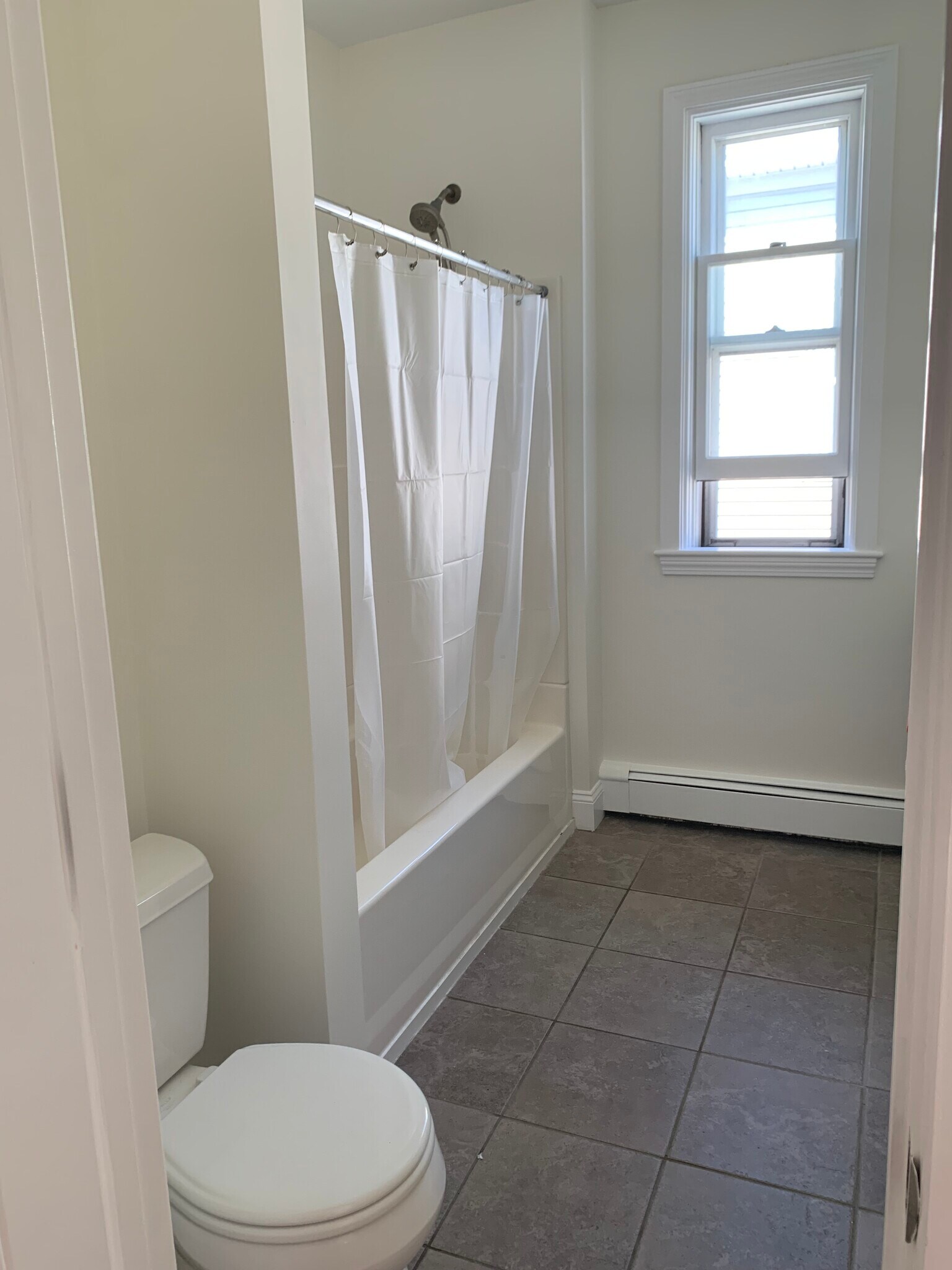 Building Photo - 10 Clary St