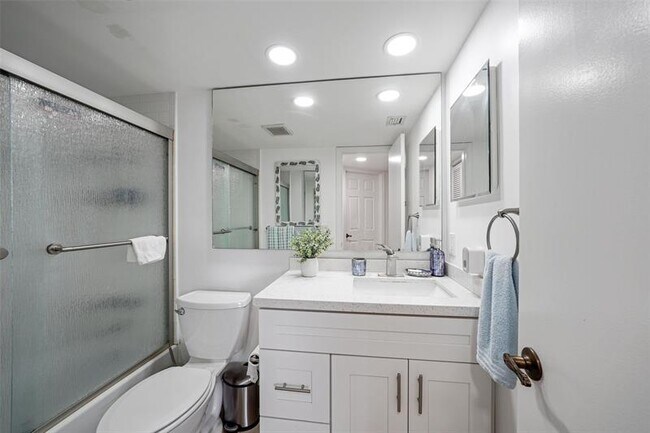Building Photo - 361 S Hollybrook Dr
