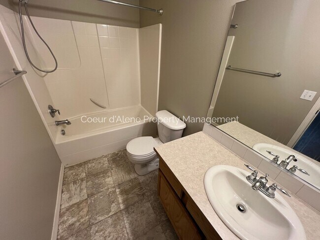 Building Photo - 3 bed house in The Landings