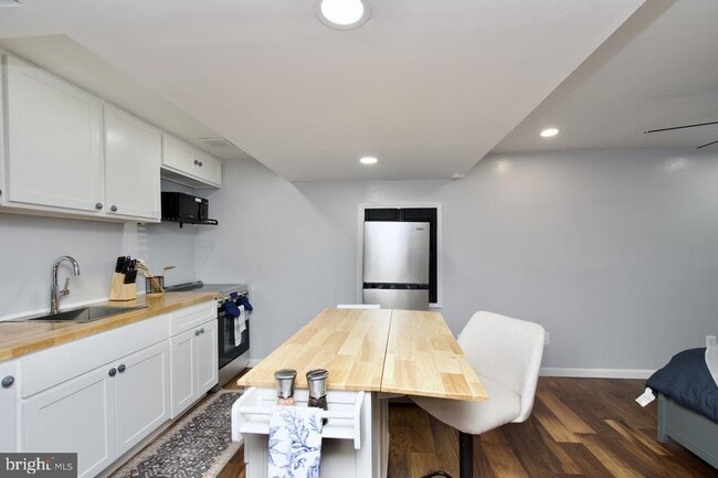 Building Photo - 5576 Neddleton Ave