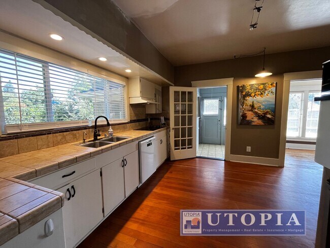 Building Photo - Charming 3 bedroom, 2 bathroom home in the...