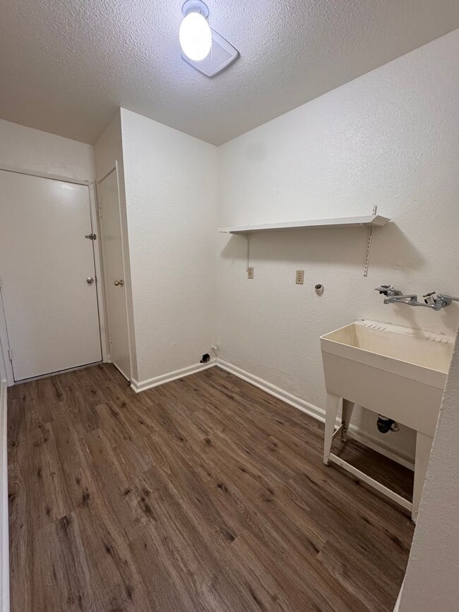 Building Photo - 913 Banyan Dr
