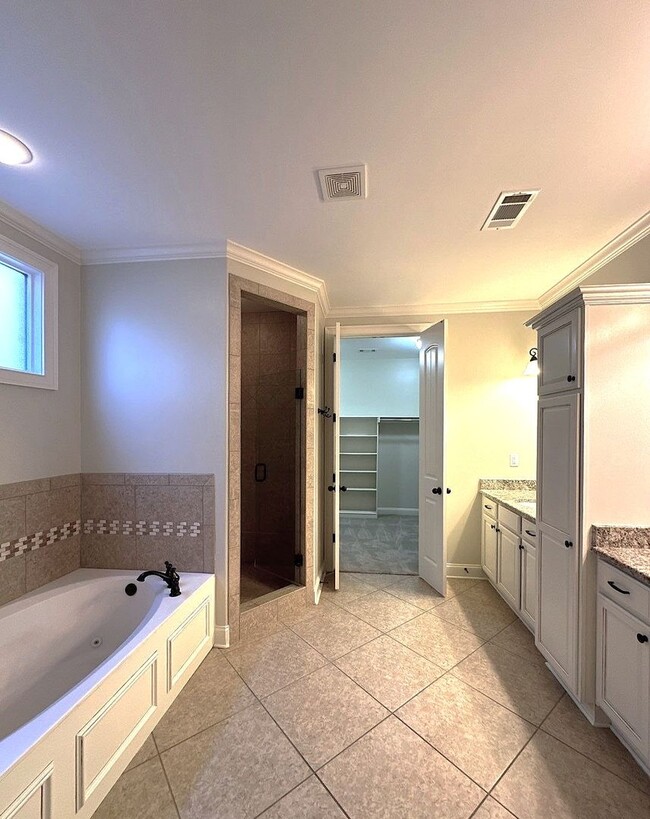 Building Photo - 5 Bedroom /4 Bath House in LAKELAND!!!