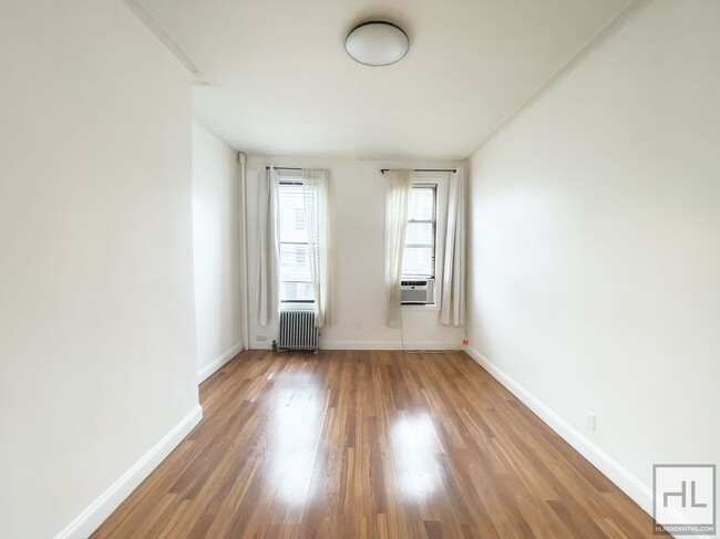 Primary Photo - WYCKOFF AVENUE / Spacious 4-Room Rail Road...