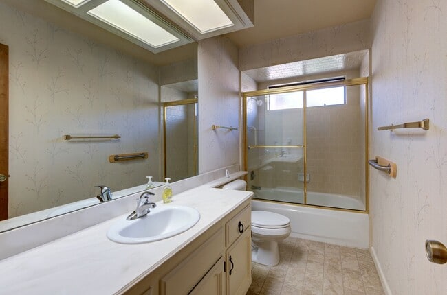 Building Photo - 6260 N Palm Ave