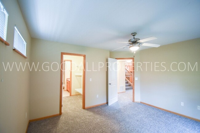 Building Photo - 3 Bedroom 2.5 Bathroom end unit home in Urbandale!!!