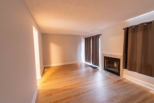 Building Photo - Charming 3 Bed 1.5 Bath Townhome in Wood Village!