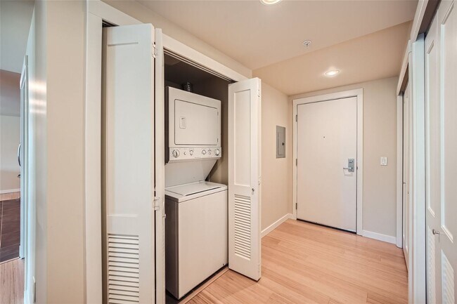 Building Photo - Stunning 2 Bed 2 Bath Seattle Unit @ the Highly Desirable Parc-Belltown Condominiums!