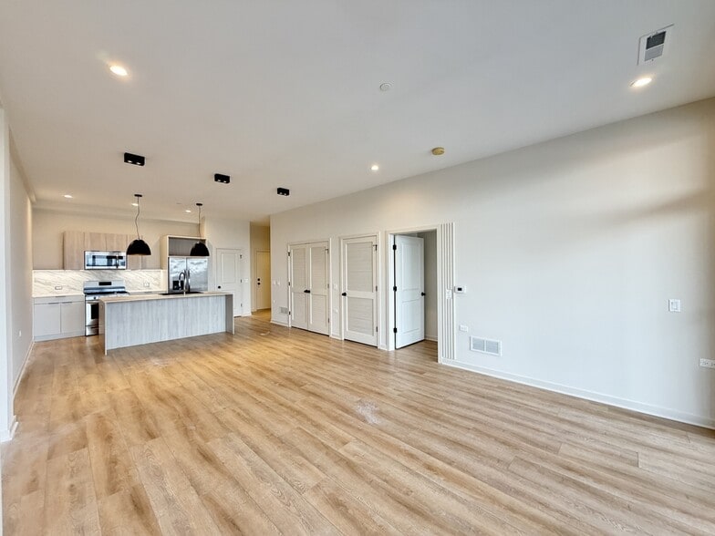 Building Photo - 3207 N Narragansett Ave