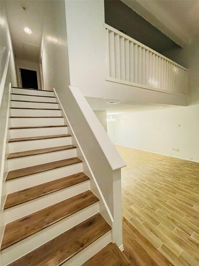 Building Photo - 13892 Hollowgreen Dr