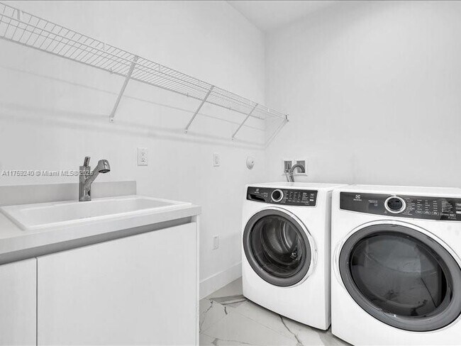 Building Photo - 16644 Botaniko Dr N