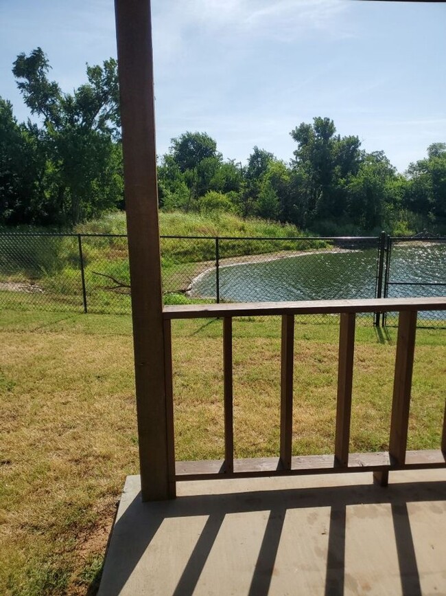 Building Photo - 4 bedrooms/2.5 bath over 2,000 square feet