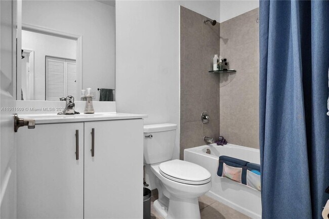 Building Photo - 909 NE 211th St