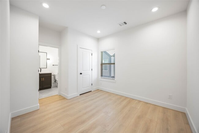 Building Photo - 2528 Live Oak St