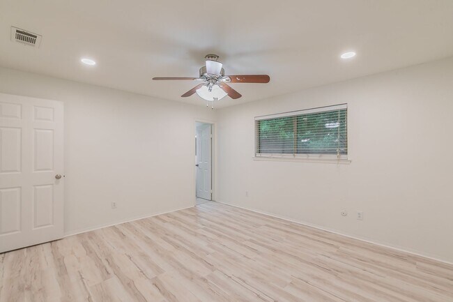Building Photo - Charming and Updated Home in White Settlement