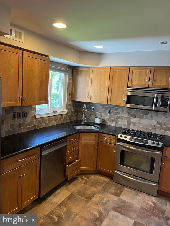 Building Photo - 511 Chanticleer