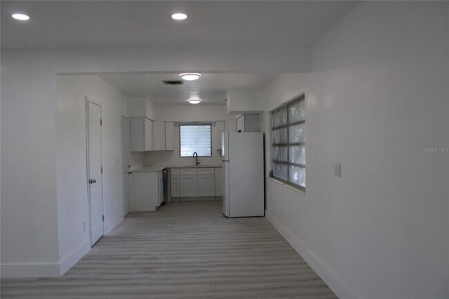 Building Photo - 1523 S Fredrica Ave