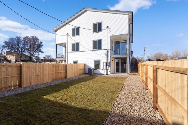 Building Photo - Modern New Construction Duplex in Desirabl...