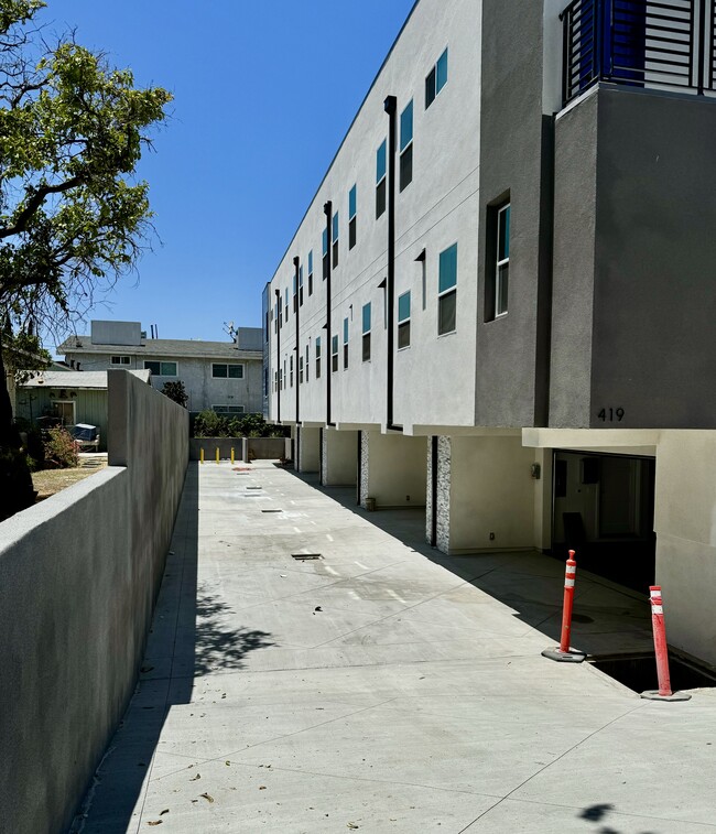 garage entrance 2 - 419 S Eucalyptus Ave