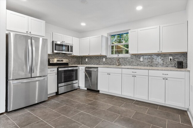 Building Photo - Newly Remodeled Beauty waiting for its fir...