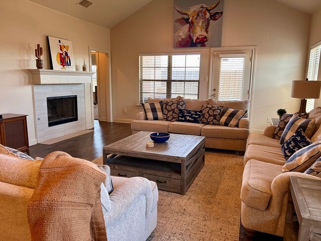 Building Photo - 3 Bed 2 Bath Mid Term Rental