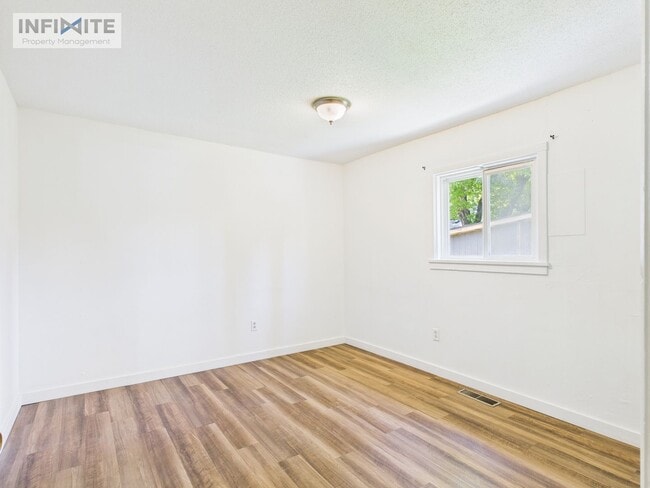 Building Photo - Cute As A Button 3 Bedroom