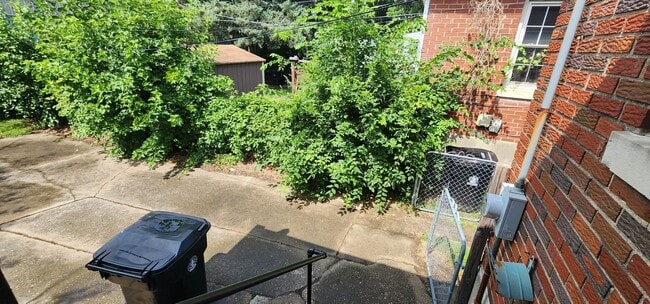 Building Photo - Welcome to this charming 3-bedroom, 2-bath...
