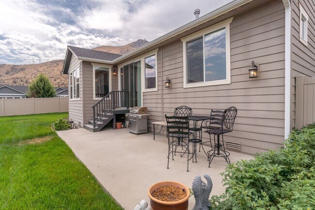 Building Photo - 3-bedroom, 2-bathroom home featuring an op...