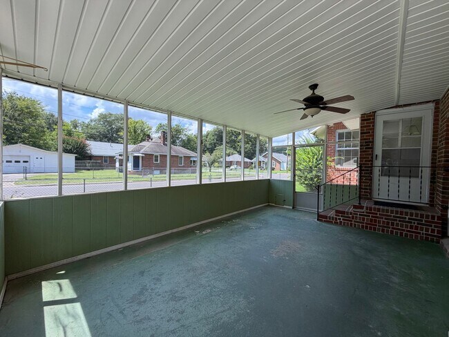 Building Photo - Charming 2/1 House in Celanese- $1,595