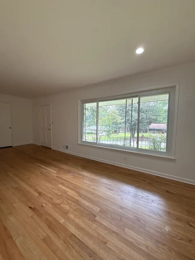 Building Photo - 3 bed 2 bath in Decatur!